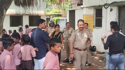 गोरखपुर: मिड-डे-मील के खाने में मिले कीड़े, बच्चों की तबीयत बिगड़ी Worms found in mid day meal health of children deteriorated