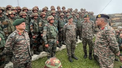 जम्मू कश्मीर एलओसी: सेना प्रमुख ने नियंत्रण रेखा की अग्रिम पोस्ट का दौरा किया, सीमा पर सुरक्षा की स्थिति जानी Army Chief General Manoj Pande visits forward post of LoC, knows situation on border