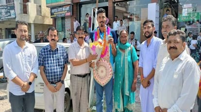 Una News: निषाद को जीप में घुमाया, भव्य स्वागत, वर्ल्ड पैरा एथलेटिक्स चैंपियनशिप में रजत पदक जीतकर घर लौटे Nishad returned home after winning a silver medal in the World Para Athletics Championship, grand welcomed