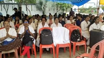 Nursing Officer Strike Nursing officers recite Hanuman Chalisa and pray for 10 point demand in Shahdol