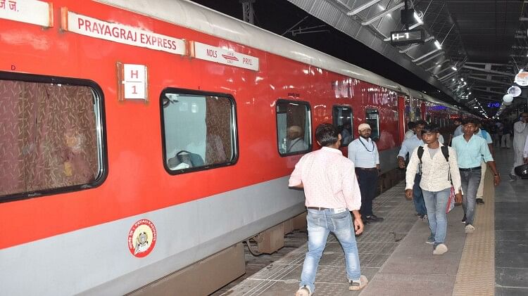 Happy Birthday Prayagraj Express : NCR रेलवे की सबसे ज्यादा कमाई करने वाली ट्रेन आज हो जाएगी 39 साल की