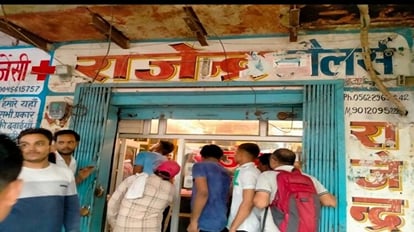 Agra Crime: पुलिस चौकी से 10 कदम की दूरी पर चोरी, सराफ की दुकान काट दी छत, 17 लाख के गहने उड़ाए Theft near police post cut the roof of Saraf shop stolen jewelry worth 17 lakhs in agra