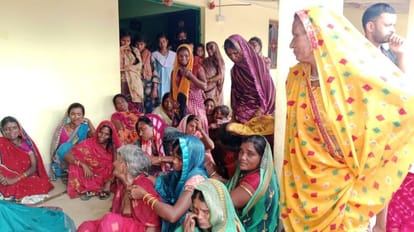 Sonbhadra: खेलते-खेलते गहरे कुएं में गिरा मासूम, बचाने के लिए कूद गई मां, डूबने से दोनों की मौत Innocent fell into deep well and mother jumped to save both died due to drowning in Sonbhadra