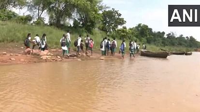 Students of Awali village in Maharashtra, Bhandara risk their lives to reach school