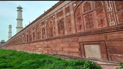 Taj Mahal stones mark of flood water From 1924 to 2010 in agra