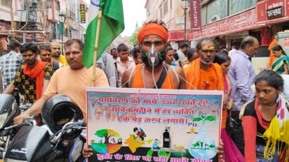 Sawan 2023 Oxygen cylinder on back and mask on face Devotee reached Baba vishwanath mandir