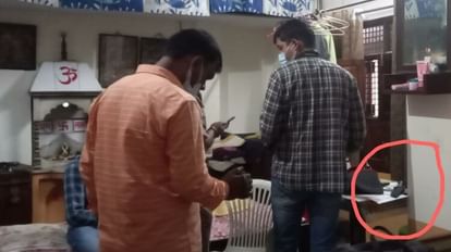 Varanasi: कबाड़ी कारोबारी की चाकू से गला रेत कर हत्या, आरोपी खुद पहुंचा कोतवाली, बोला- मैंने उसे मार डाला Scrap dealer strangled to death in varanasi accused himself reached police station