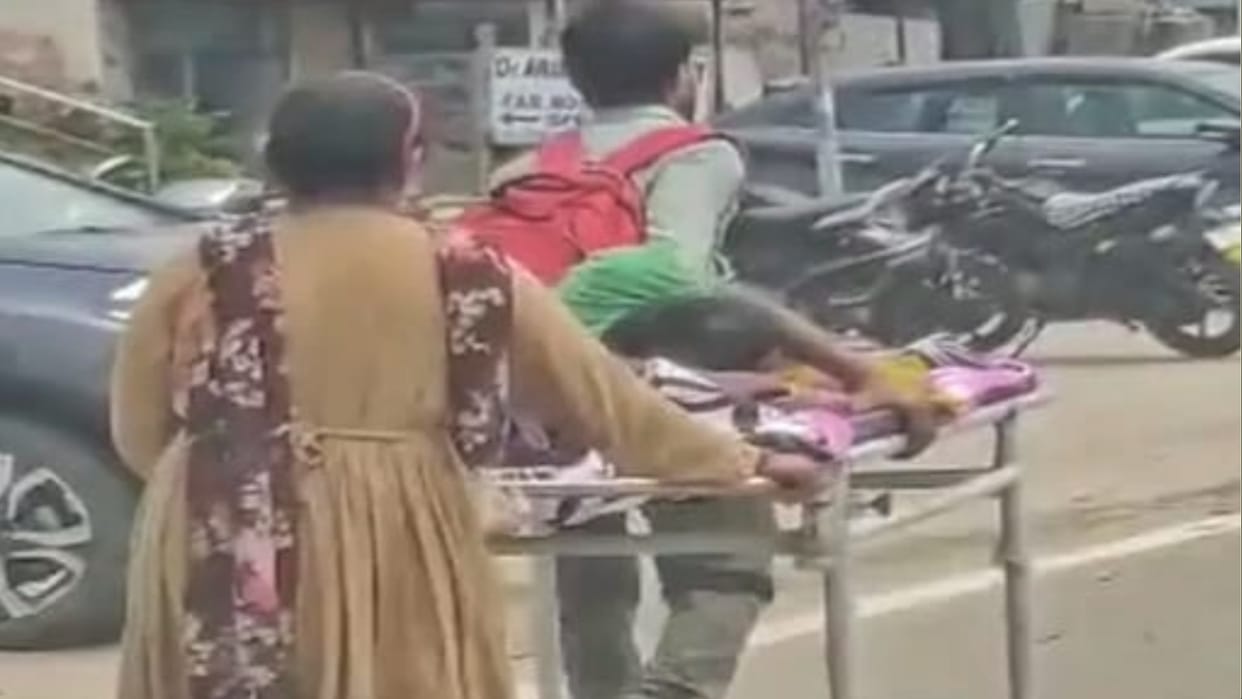 Relatives took the patient on a stretcher for half a kilometer: X-ray could not be done due to machine failure