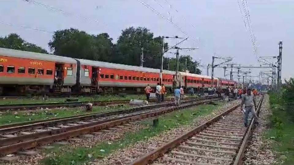 Passengers create ruckus due to failure of AC coach of Surat Muzaffarpur Express in Agra