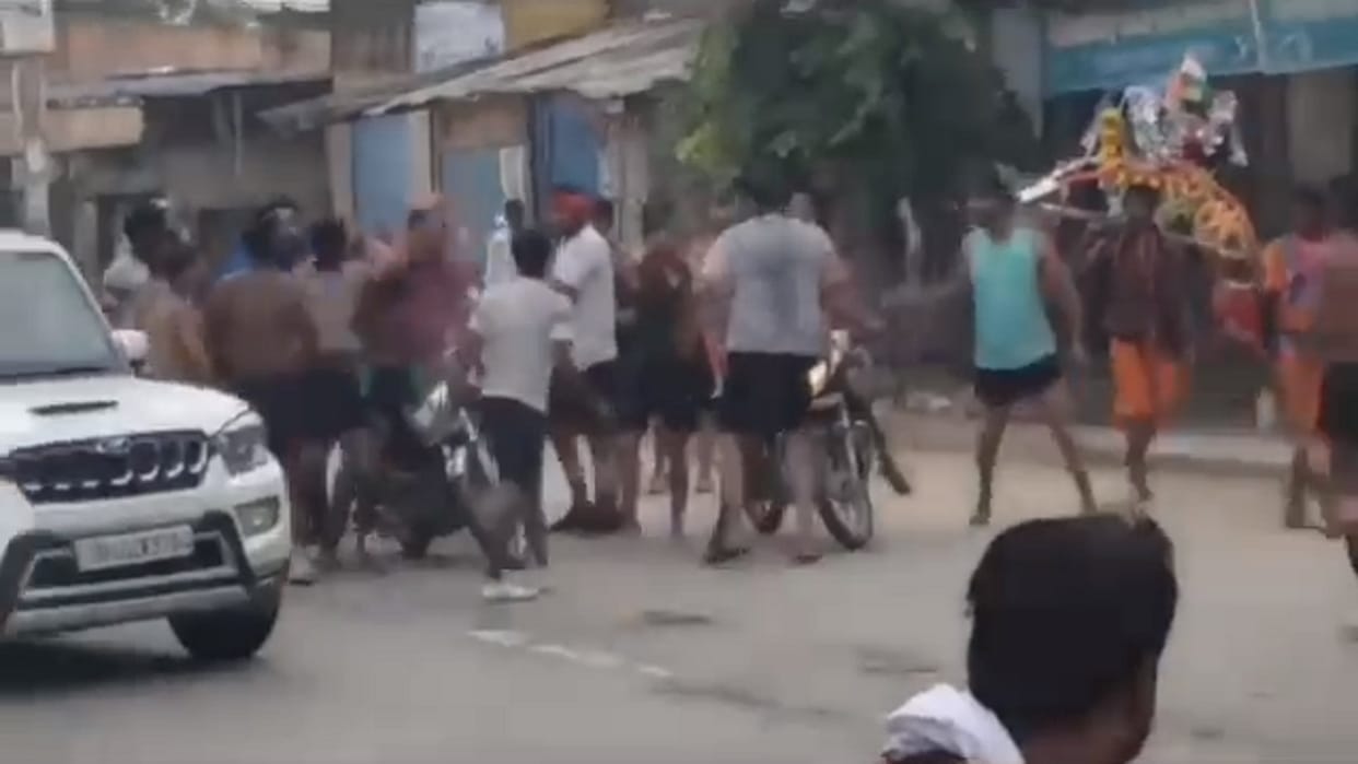 UP News: Two groups of post kanwariyas clashed on road in Baghpat
