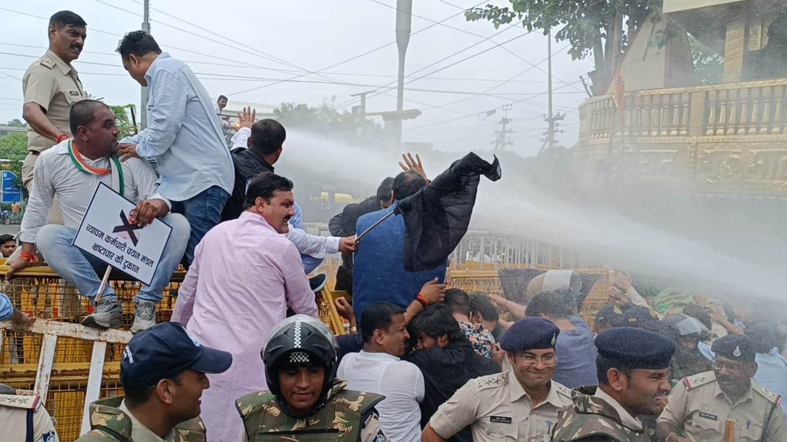 MP News: Congressmen set out to lay siege to CM's residence, police stopped, female worker's head exploded, di