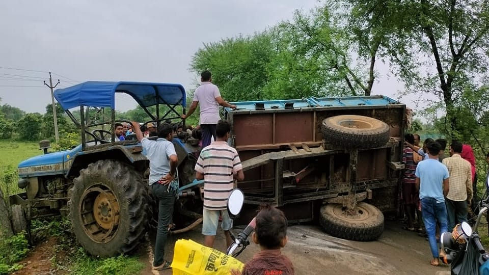 More than 15 people injured one died due to tractor overturning in Bilaspur