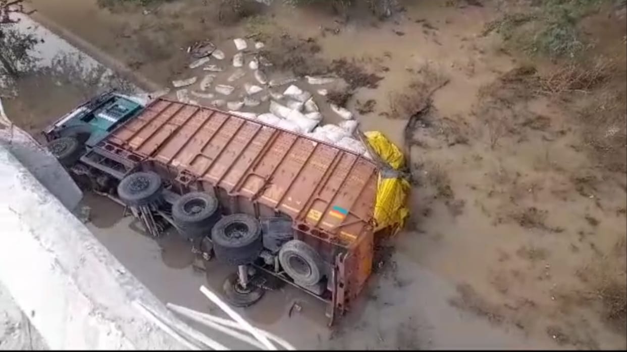 Truck full of dry fruits overturned due to tire burst in Phagwara, driver died