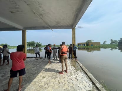 Flood In Hastinapur : many villages submerged, villagers are facing food-sleep crisis