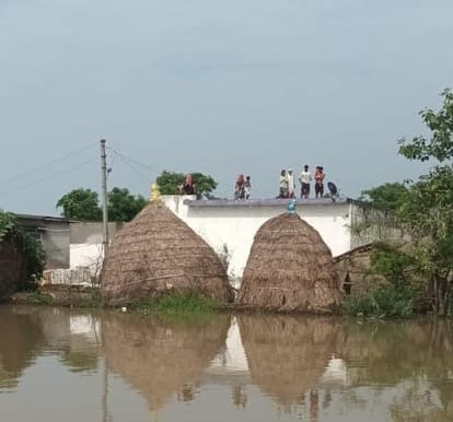 Flood In Hastinapur : many villages submerged, villagers are facing food-sleep crisis