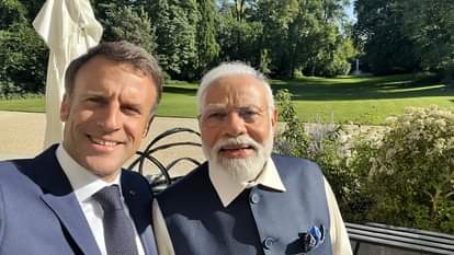 फ्रांस के राष्ट्रपति इमैनुएल मैक्रों और प्रधानमंत्री नरेंद्र मोदी।