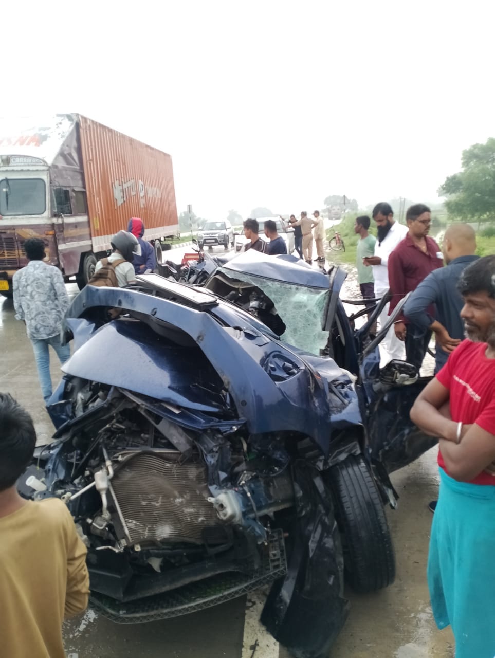 road accident in Ghazipur Car rammed into a truck parked on the roadside, two women killed, four injured