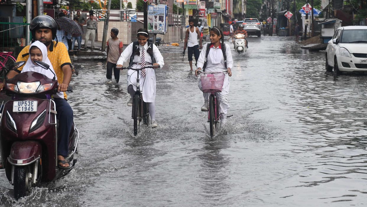 Waterlogging in city due to one hour of rain many schools had to be closed