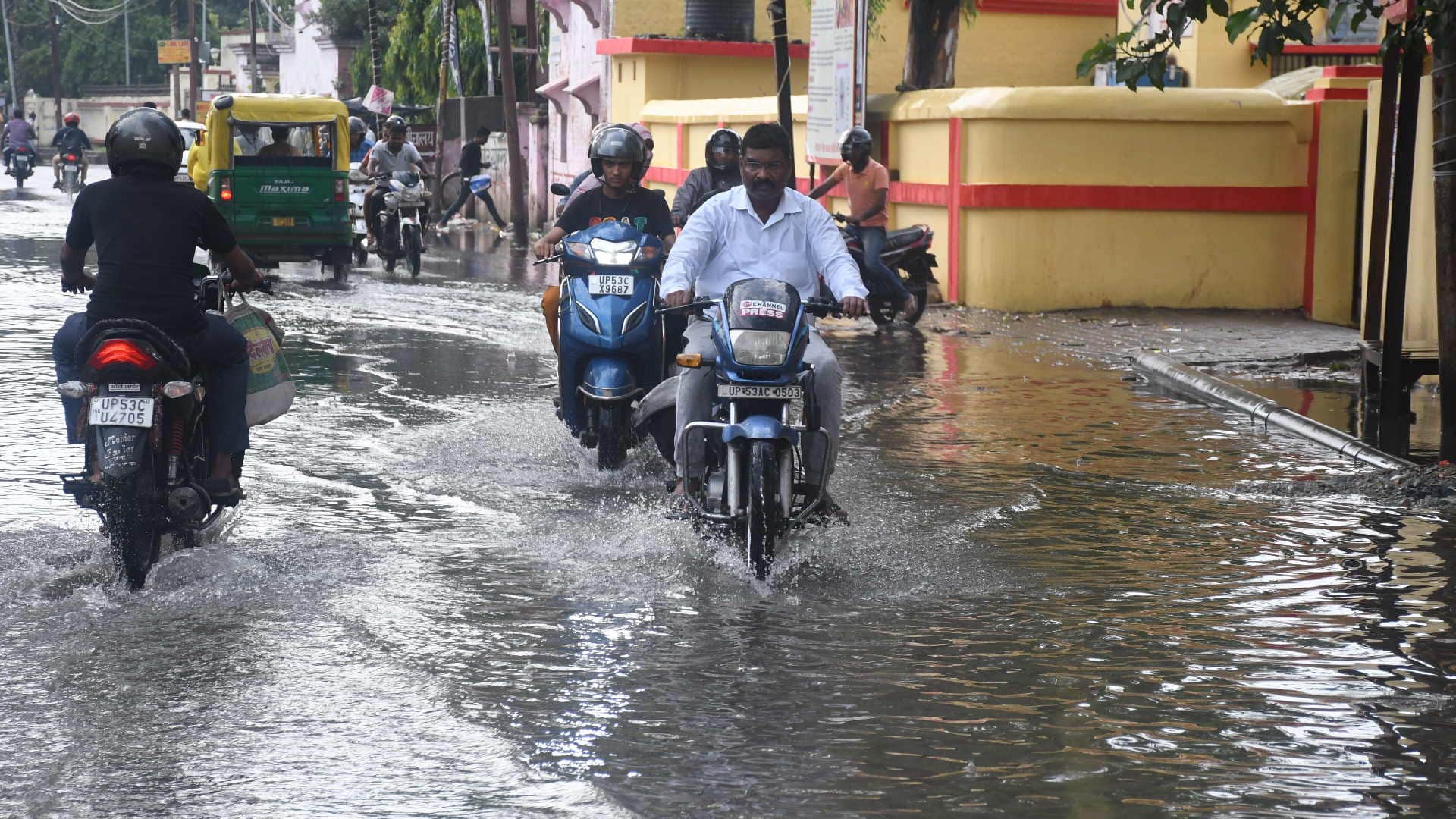 Waterlogging in city due to one hour of rain many schools had to be closed