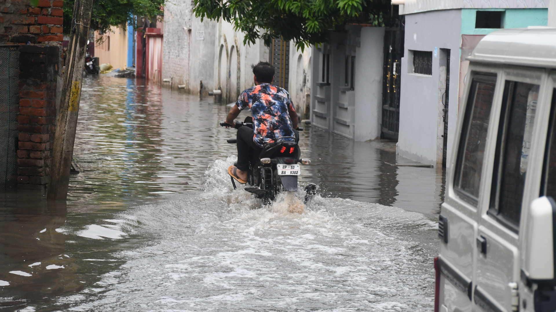 Waterlogging in city due to one hour of rain many schools had to be closed