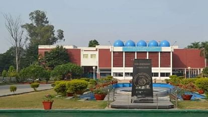 AMU: रंगदारी के लिए मेडिकल कॉलेज कैंटीन में फायरिंग, एक आरोपी दबोचा, तीमारदारी में आई महिला गिरने से घायल Firing in JN medical college Aligarh canteen for extortion
