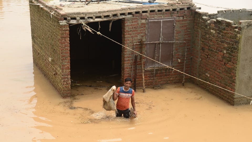 People Suffer in Flood after Heavy rain in Punjab, Live report from Relief Camp
