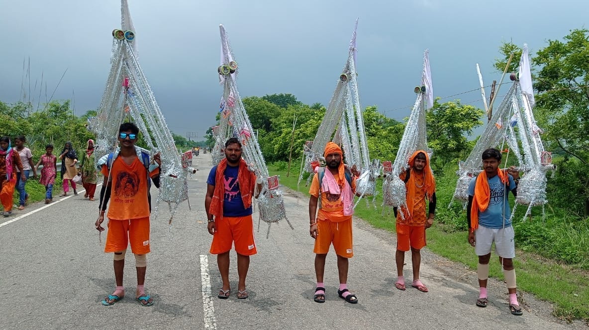 UP: Standing-swing, someone brought kalash with hundreds liters of Gangajal, bringing white kanwar