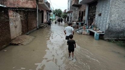 लोनी इलाके में घुसा बाढ़ का पानी