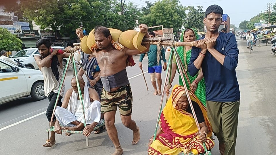 81 km carrying parents on shoulder to offer kanwar
