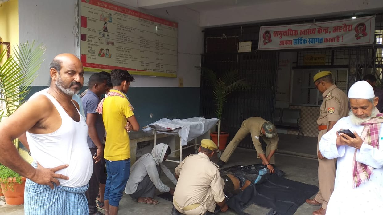 Mirzapur News: Two youths going to Robertsganj Mandi collided with a bike truck, one died on the spot