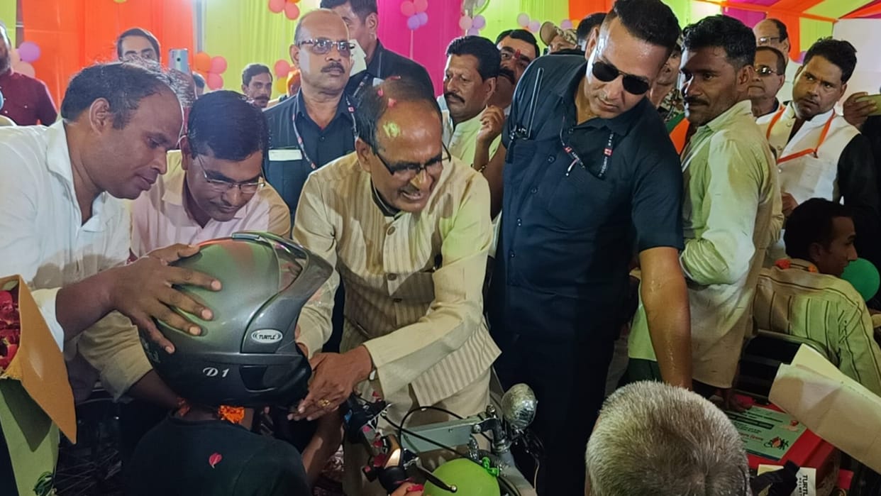 MP News 379 Divyangjans got 770 assistive devices in Sehore Shivraj says we stand with disabled