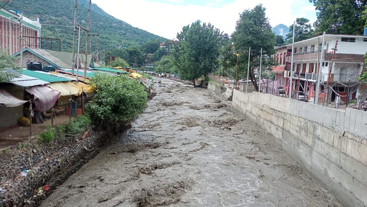 Bus evacuated due to information of cloudburst in Lagvalley of Kullu district