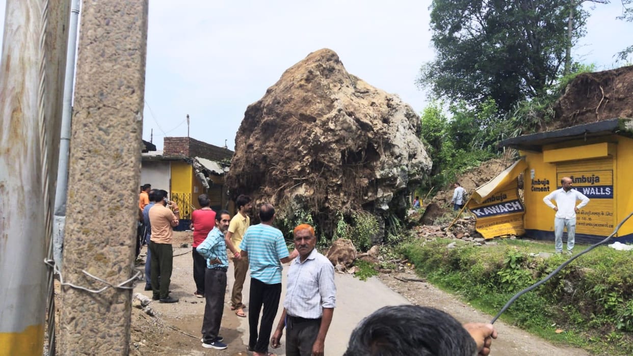 Himachal Solan News: Boulder damage house in Solan at Arki-Bharari Ghat Road