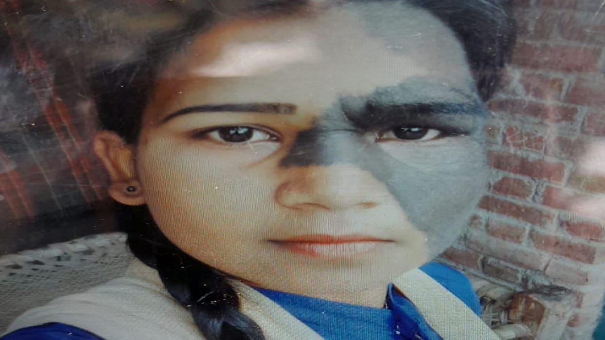 Lovers jumps in front of train girl dies, condition of man critical