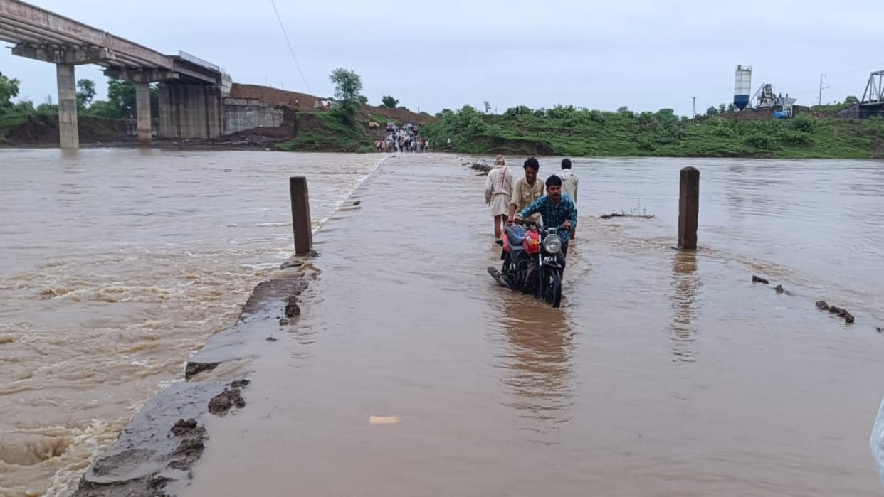 Rain In Damoh Due to heavy rains and rise in Sunar river Damoh-Chhatarpur-Damoh-Patharia road closed