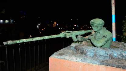 सुभाष चौराहा पर आजाद हिंद फौज के सिपाहियों की प्रतिमा।