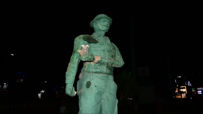 Repair of damaged statues of soldiers of Azad Hind Fauj started, those who damaged them could not find any clu