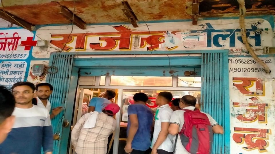 Theft near police post cut the roof of Saraf shop stolen jewelry worth 17 lakhs in agra
