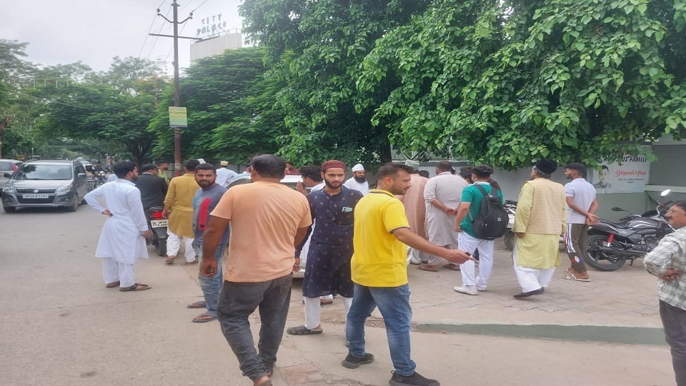 City Qazi son was beaten up by students relatives created ruckus at the school gate
