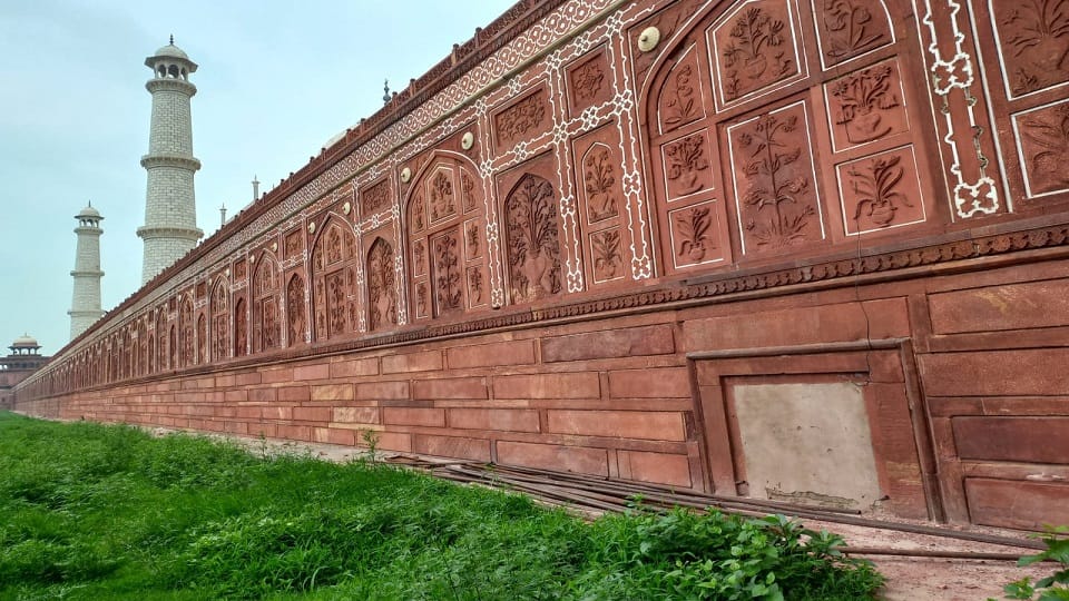 Taj Mahal stones mark of flood water From 1924 to 2010 in agra
