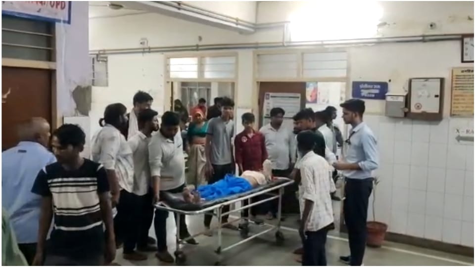 Tractor-trolley full of Kanwar passengers overturned in Alwar 25 people of same family injured
