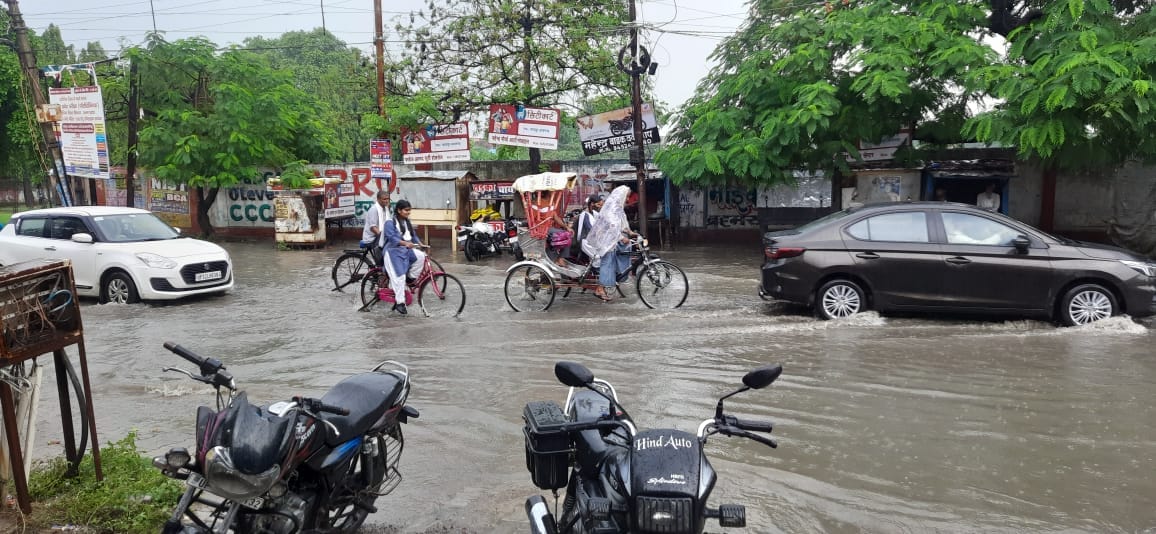 UP Weather: Heavy rains in many districts of Uttar Pradesh made the weather pleasant, people facing problems