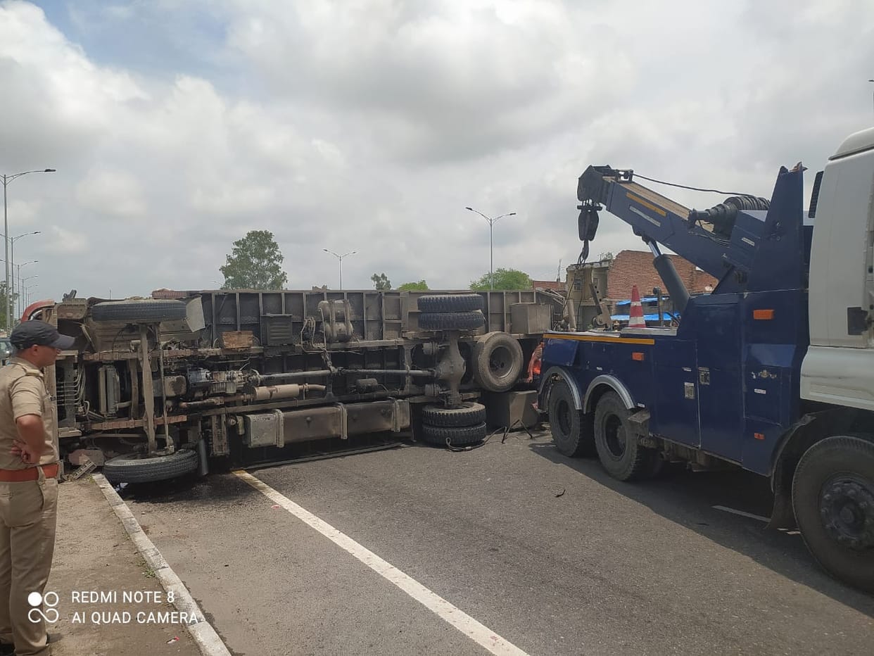 Truck overturned on Prayagraj-Varanasi highway In attempt to save  roadways bus