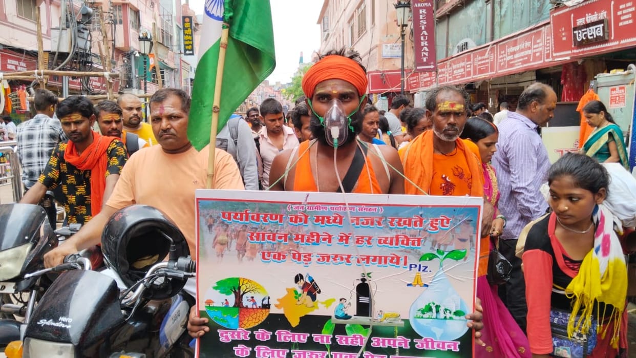 Sawan 2023 Oxygen cylinder on back and mask on face Devotee reached Baba vishwanath mandir