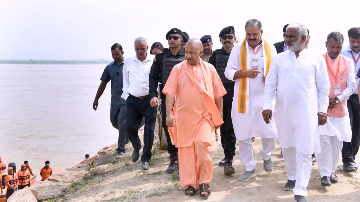 CM yogi adityanath visits flood effected area in Gonda.