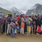 अमरनाथ यात्रा के दौरान पंजतरिणी बेस कैंप से आगे बढ़ते भक्त