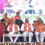 मंच पर बैठे जेपी नड्डा सहित भाजपा के अन्य नेता।