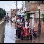 Mathura News: लोगों को ट्रैक्टर से बाहर लाते लोग