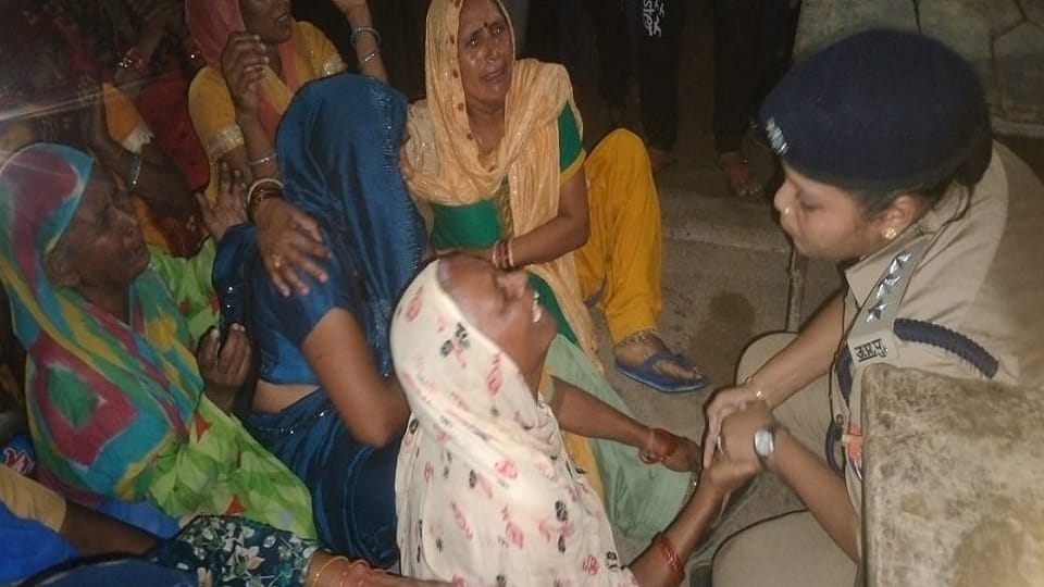 Accident in Meerut: Dak Kanwar hits high tension line, four Shiv devotees died, 16 people were totel