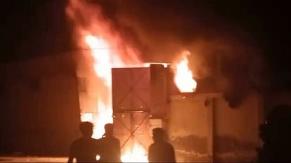 fire broke out in warehouse of old clothes in Agra panic spread among people after seeing flames